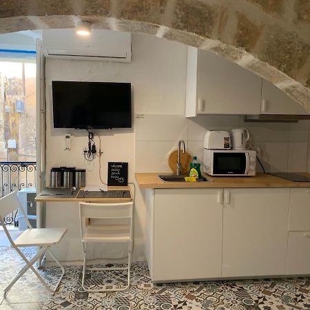 Studio Apartment In Valletta Exteriör bild